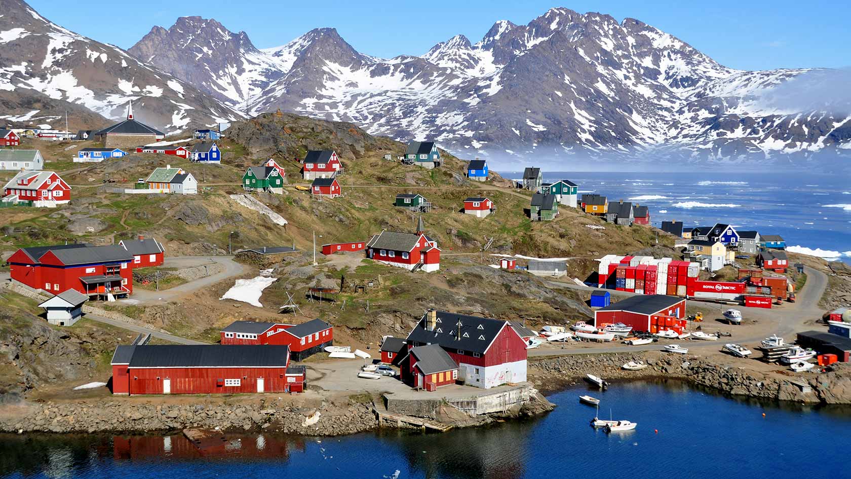 Остров большая земля. Ittoqqortoormiit Гренландия. Тасиилак Гренландия. Tasiilaq Гренландия. Поселок Иллоккортоормиут Гренландия.