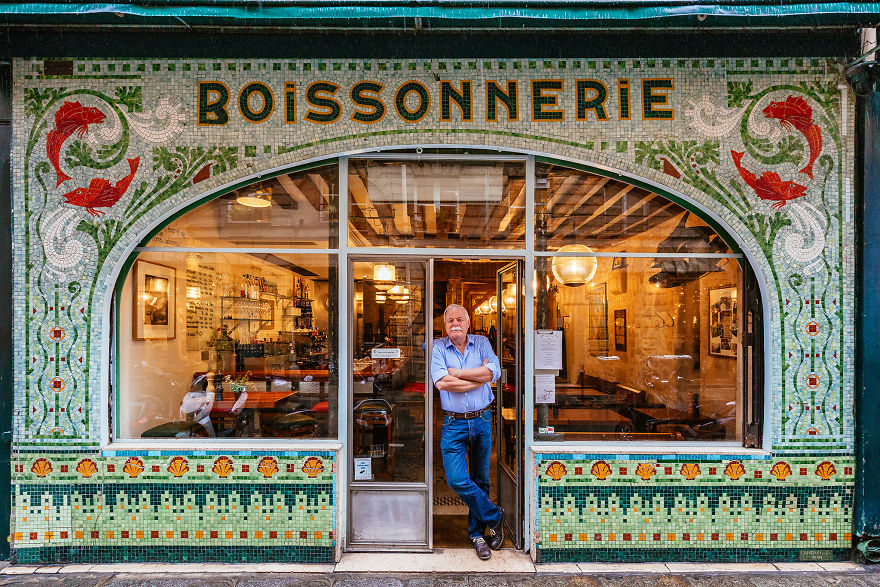 15 фото барвистих і чудових вітрин старовинних паризьких магазинчиків