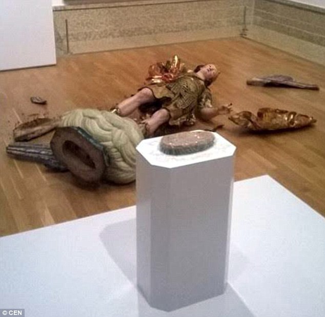 Турист, роблячи селфи, розбив статую XVIII століття в музеї Лісабона
