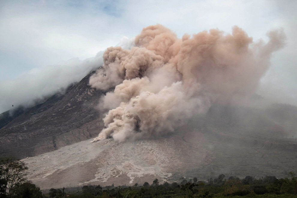 Приголомшливі виверження вулканів 2016 року, що зачаровують своєю красою
