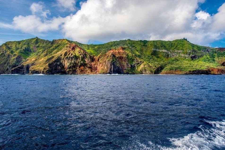 Життя на безлюдному маленькому острові посеред Тихого океану