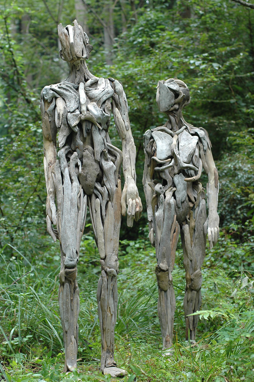 У японському лісі художник створює з корчів моторошні скульптури, від яких холоне кров