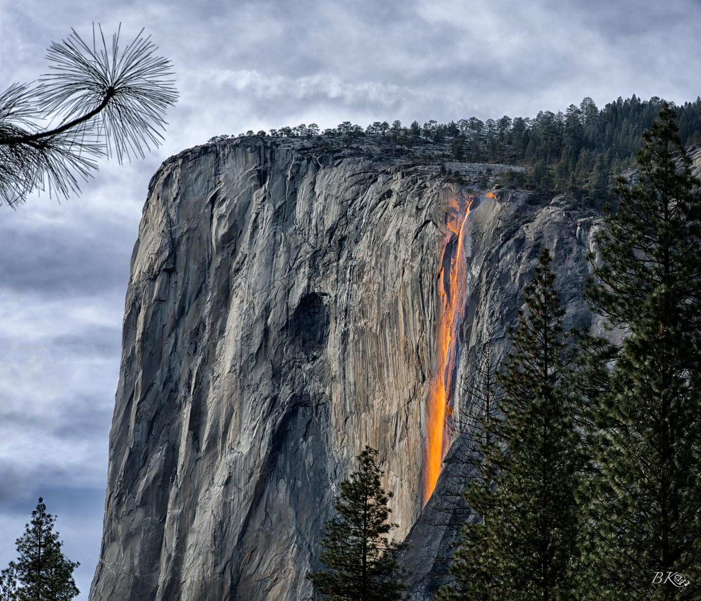 Це щось з області фантастики: в Каліфорнії тече «Вогняний водоспад»