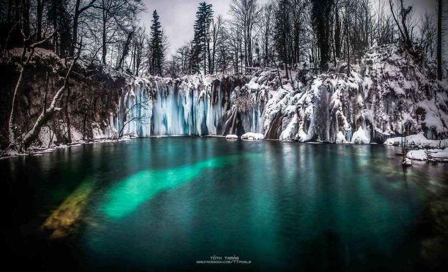 10 фантастичних знімків царства тисячі замерзлих водоспадів на Плітвіцьких озерах