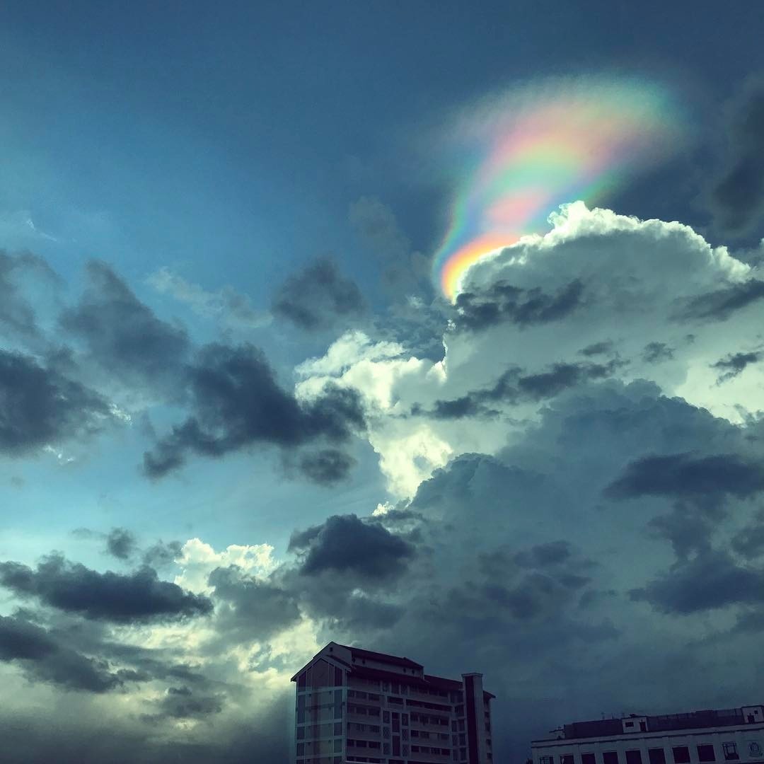 Унікальний феномен: у небі над Сінгапуром люди побачили «вогняну веселку»