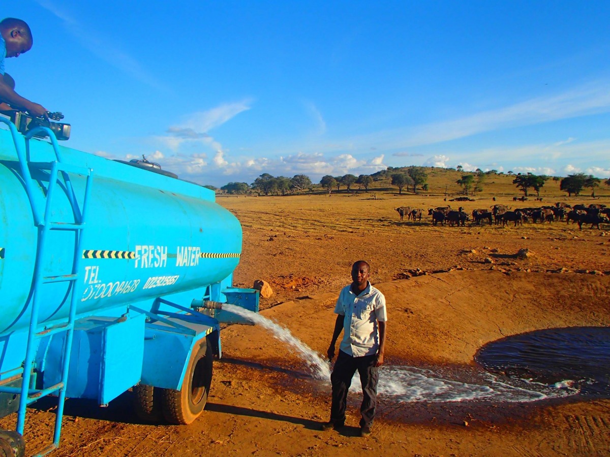 Без нього вони помруть: кенієць щодня возить воду змученим від спраги диким тваринам