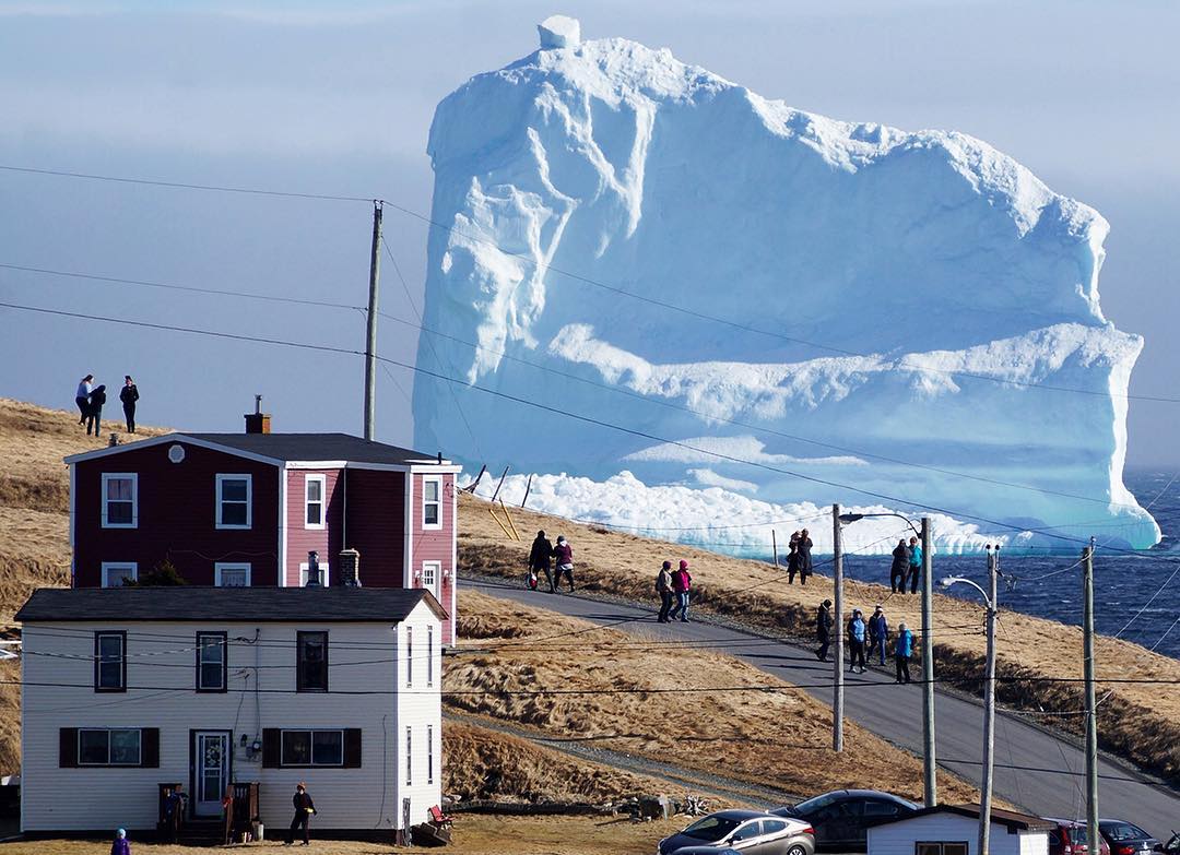 Гігантський айсберг приплив до берега крихітній канадської села