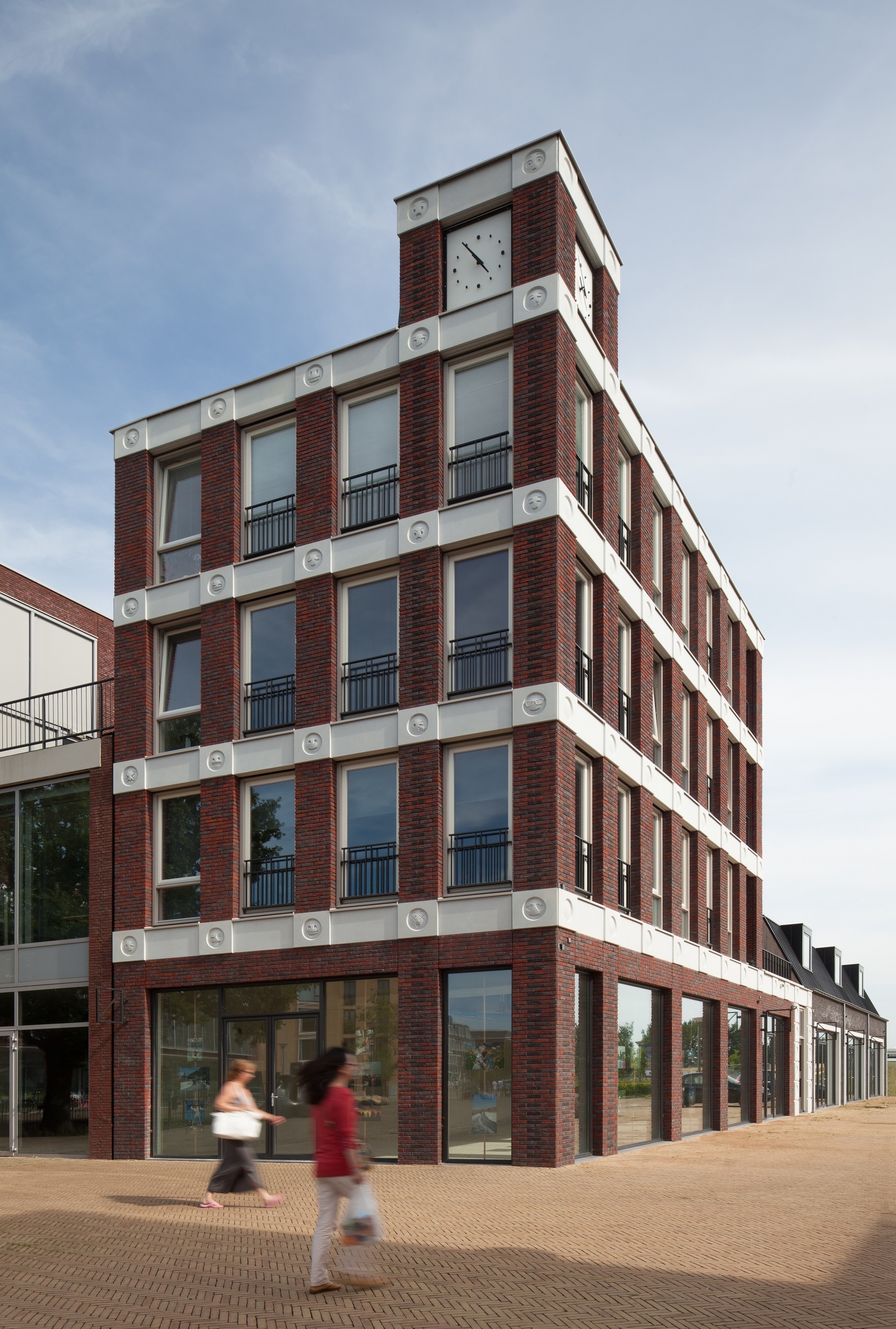 Замість барельєфів — смайлики! Незвичайне будівлю побудували в Нідерландах