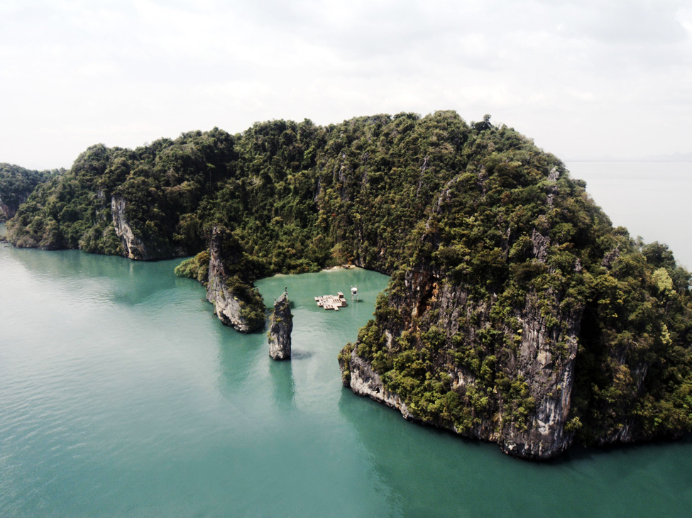 Плаваючий кінотеатр під відкритим небом біля скель Таїланду